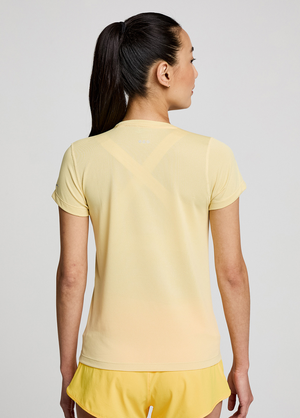 Светло-желтая летняя футболка Saucony STOPWATCH SHORT SLEEVE