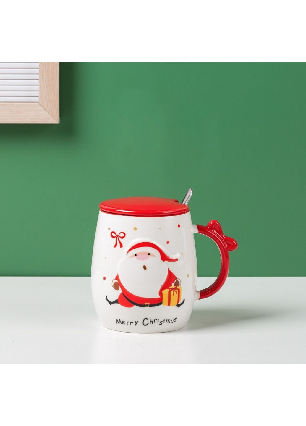 Кружка с крышкой и ложкой Дед Мороз с подарком 5685 420 мл No Brand (253669006)