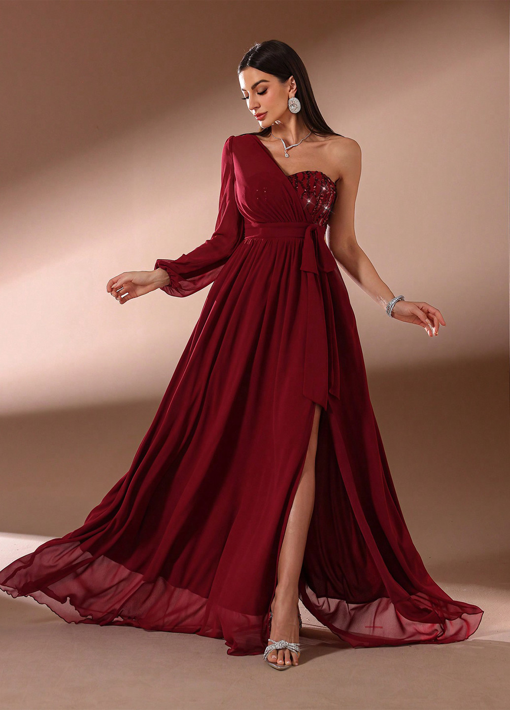 Бордовое вечернее платье с пышной юбкой, на одно плечо SHEIN однотонное