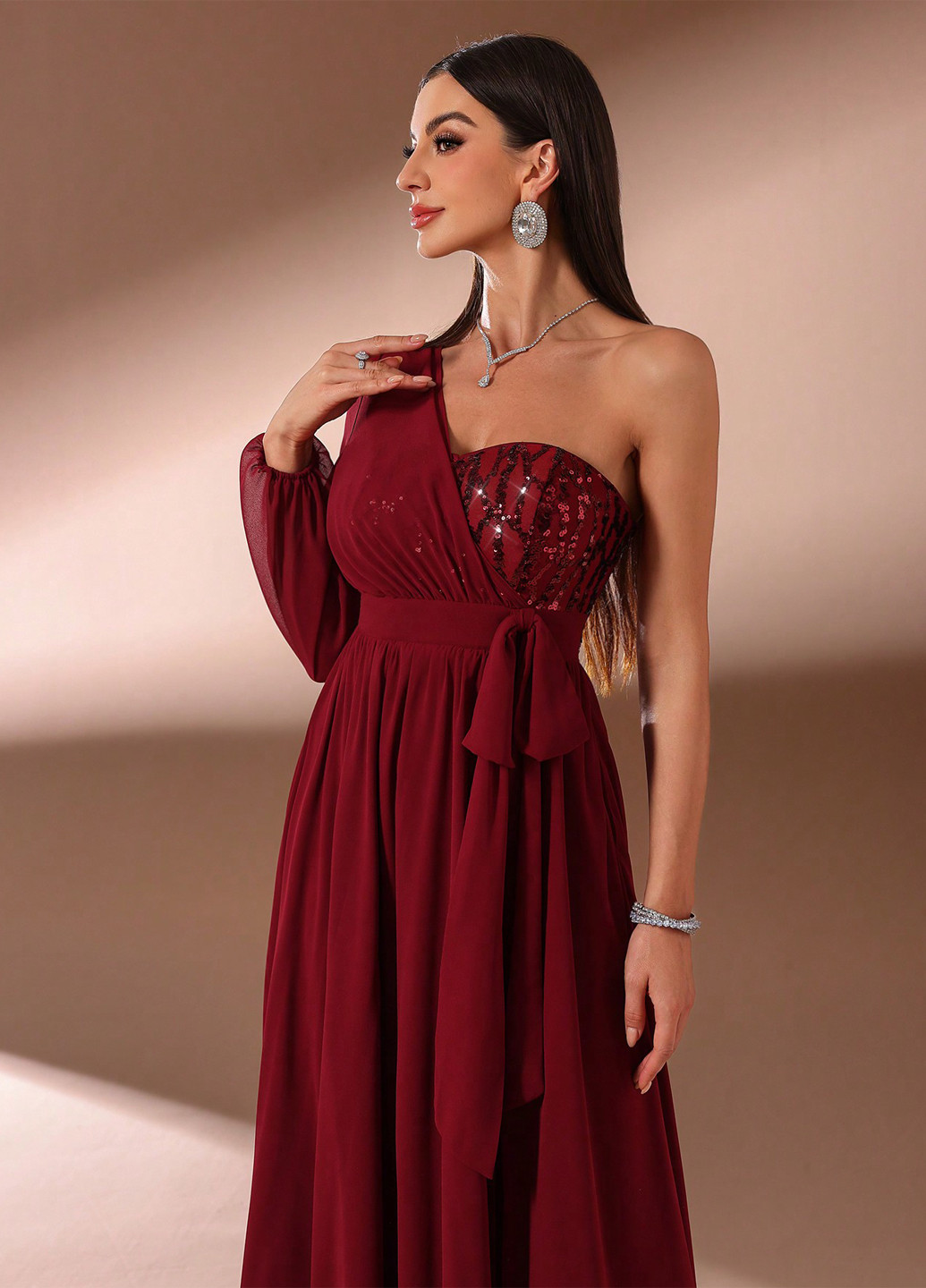 Бордовое вечернее платье с пышной юбкой, на одно плечо SHEIN однотонное