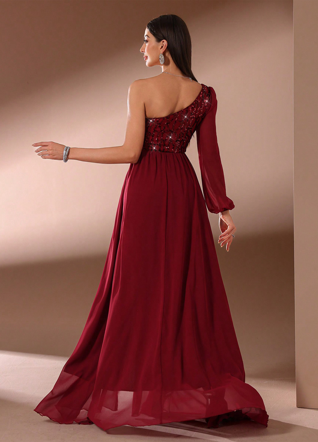 Бордовое вечернее платье с пышной юбкой, на одно плечо SHEIN однотонное