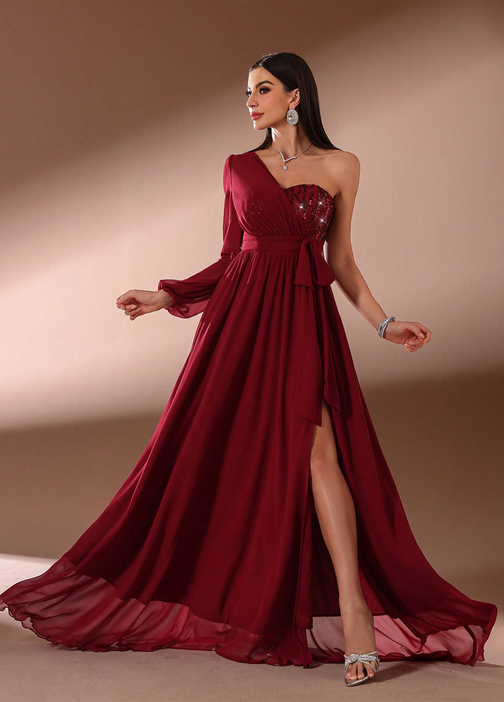 Бордовое вечернее платье с пышной юбкой, на одно плечо SHEIN однотонное