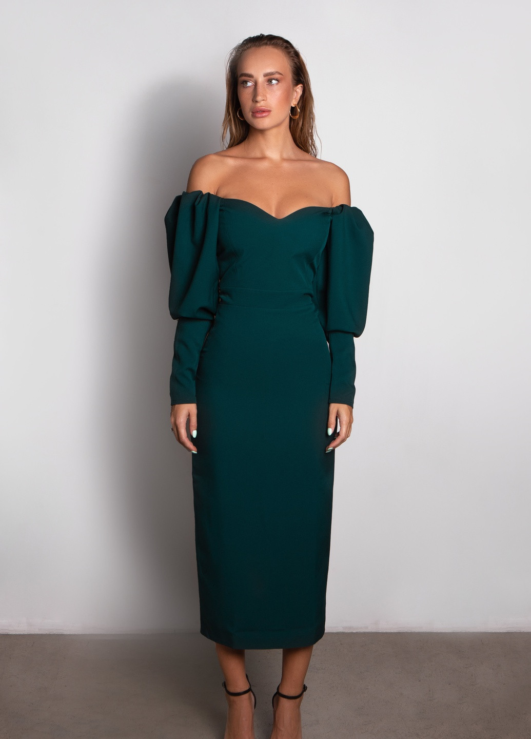 Смарагдова коктейльна зелена облягаюча сукня міді еnorme Lipinskaya Brand однотонна
