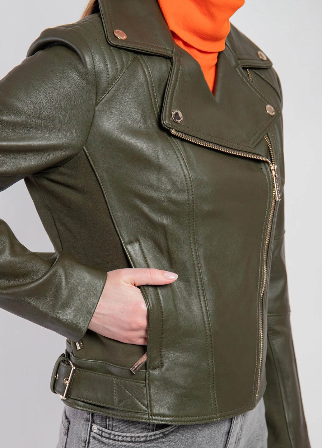 Темно-зеленая демисезонная куртка кожаная косуха Michael Kors