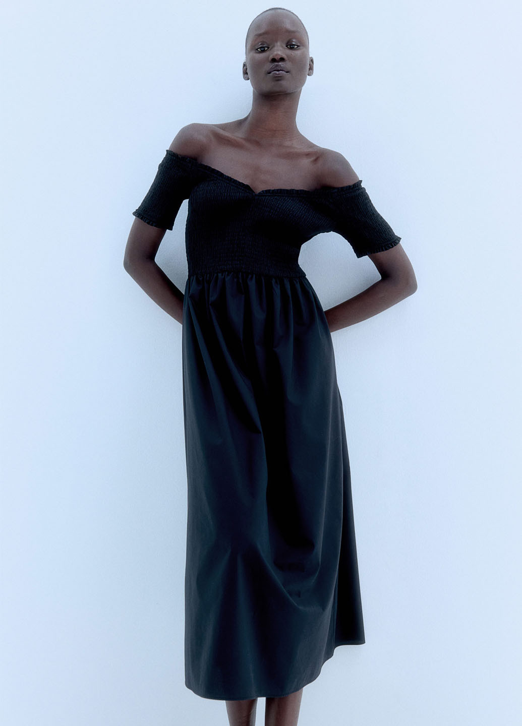 Черное кэжуал платье с открытыми плечами H&M однотонное