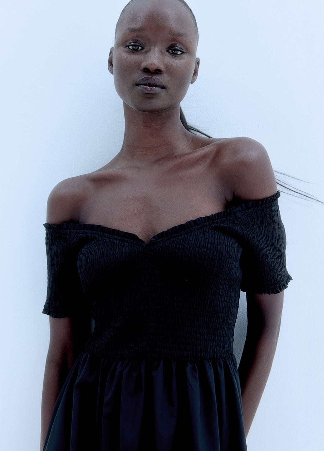 Черное кэжуал платье с открытыми плечами H&M однотонное