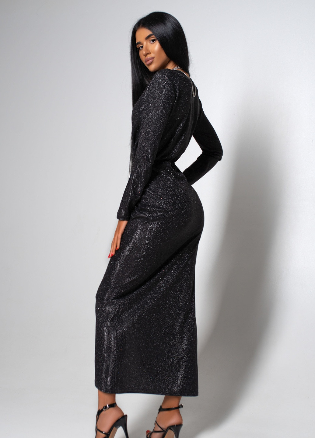 Черное деловое утонченное праздничное платье из эффектного блестящего трикотажа. Jadone Fashion
