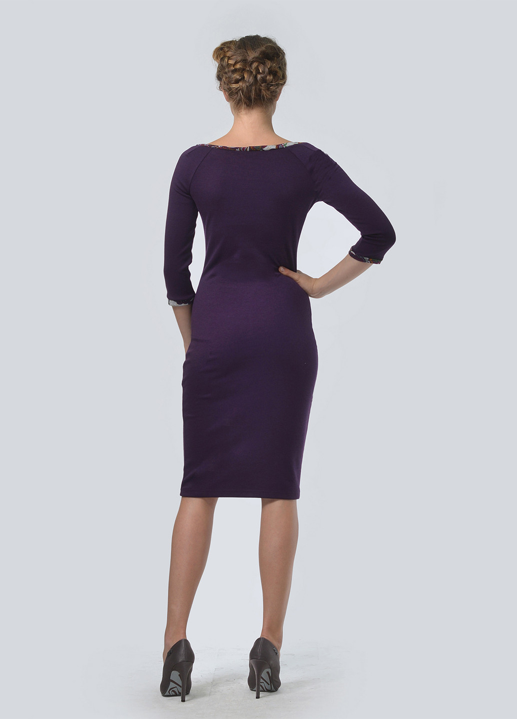 Темно-фиолетовое кэжуал платье футляр Lila Kass с абстрактным узором