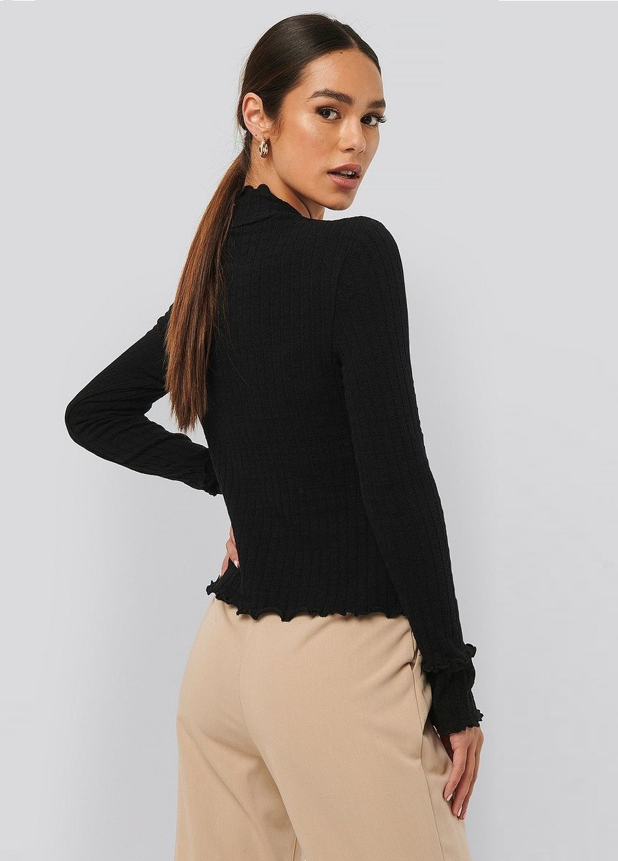 Черный свитер в рубчик с оборками NA-KD