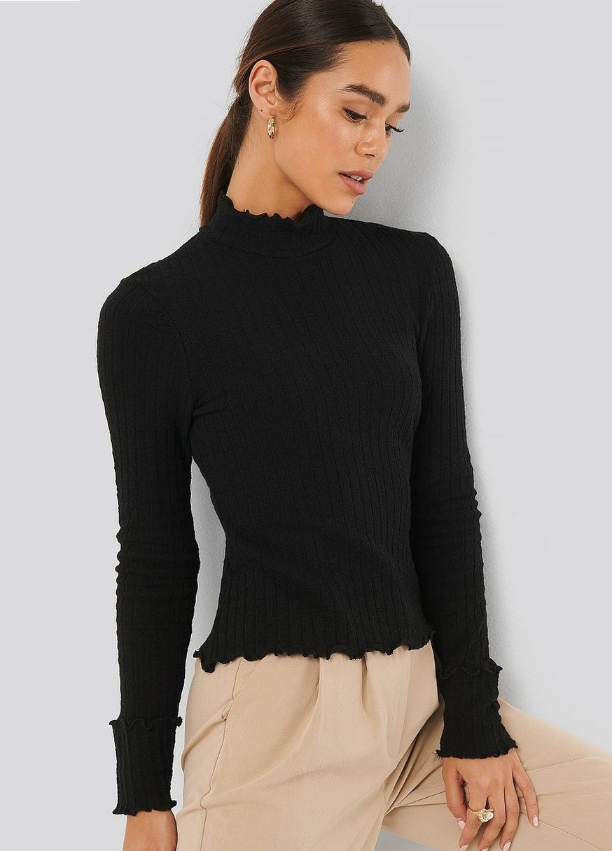 Черный свитер в рубчик с оборками NA-KD