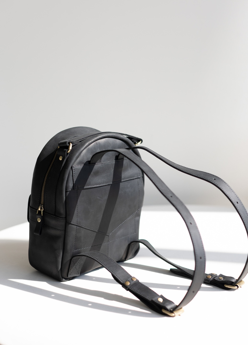 Жіночий міні-рюкзак ручної роботи з натуральної шкіри з легким глянцевим ефектом лавандового кольору Boorbon (253702469)