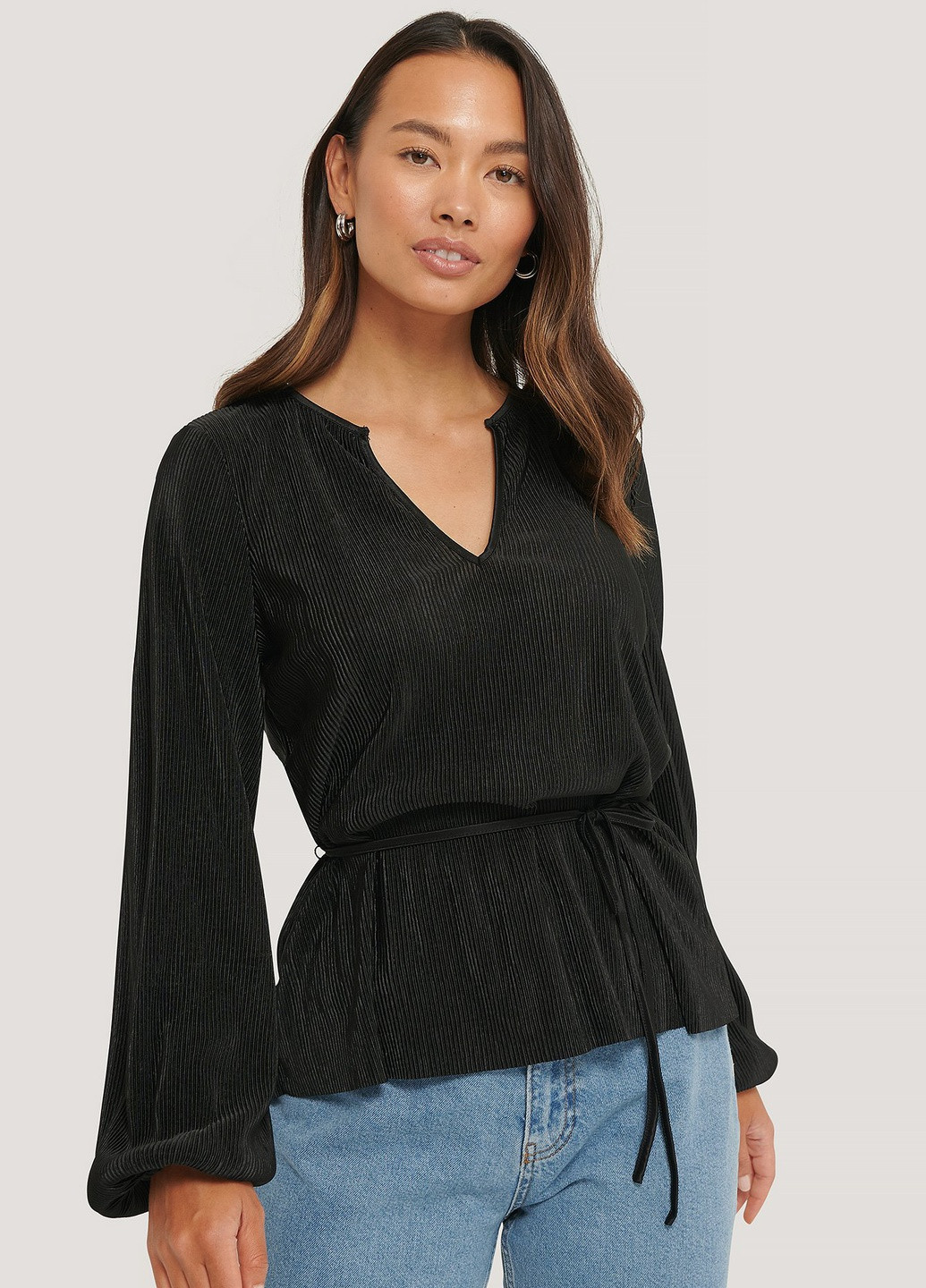 Чёрная блуза с баской NA-KD