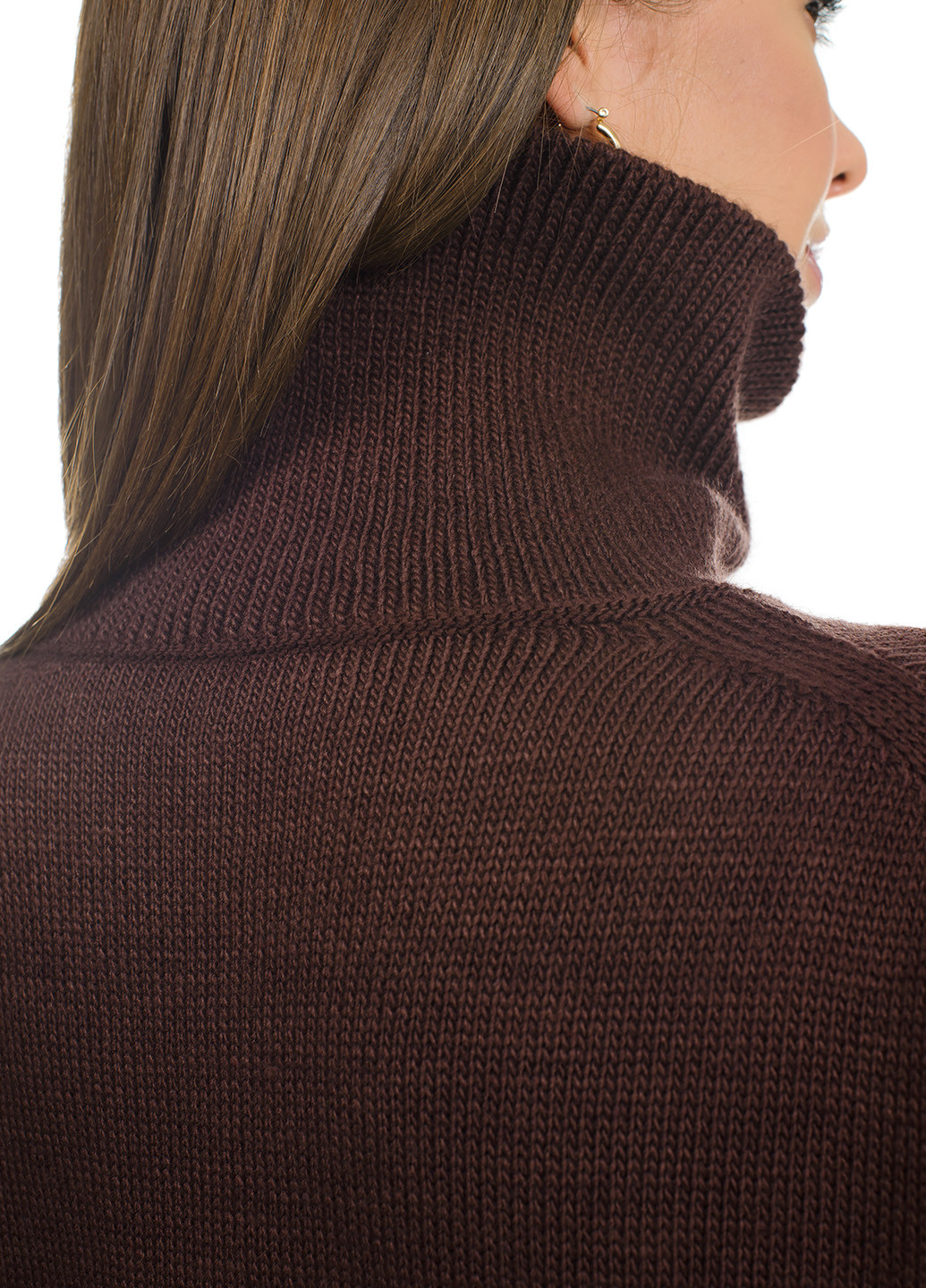 Коричневый свитер оверсайз с высоким воротником-стойка. SVTR
