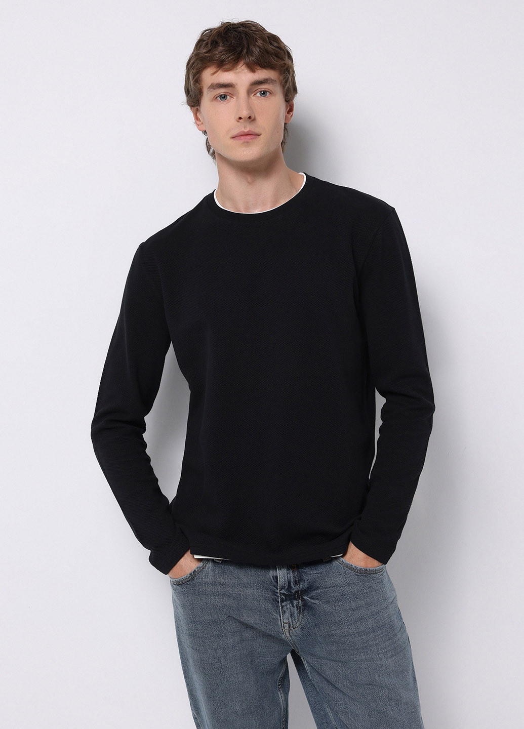 Черный демисезонный кэжуал лонгслив Colin's однотонный