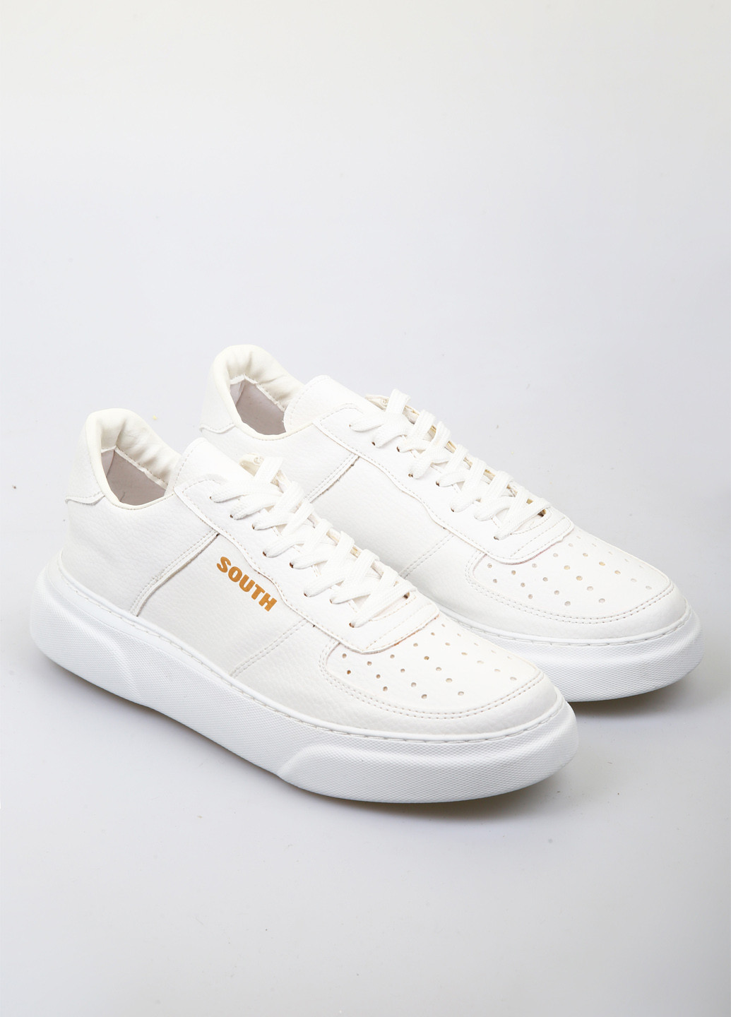 Белые всесезонные кроссовки South