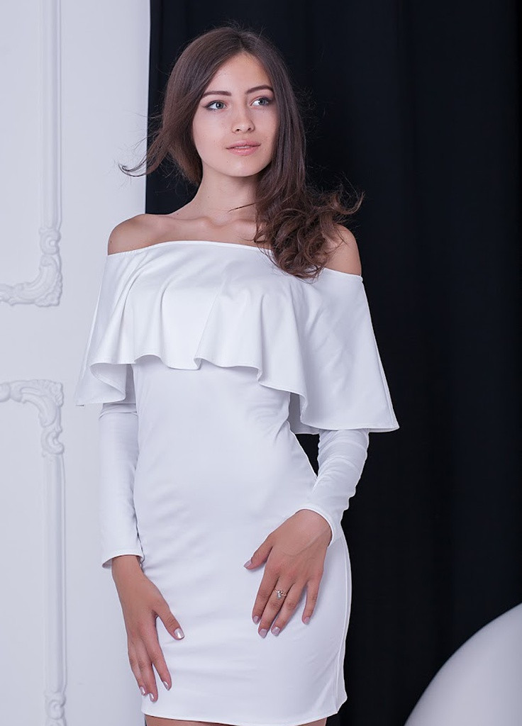 Белое кэжуал эффектное приталенное платье со спущенными плечами и баской avellana белый Podium однотонное
