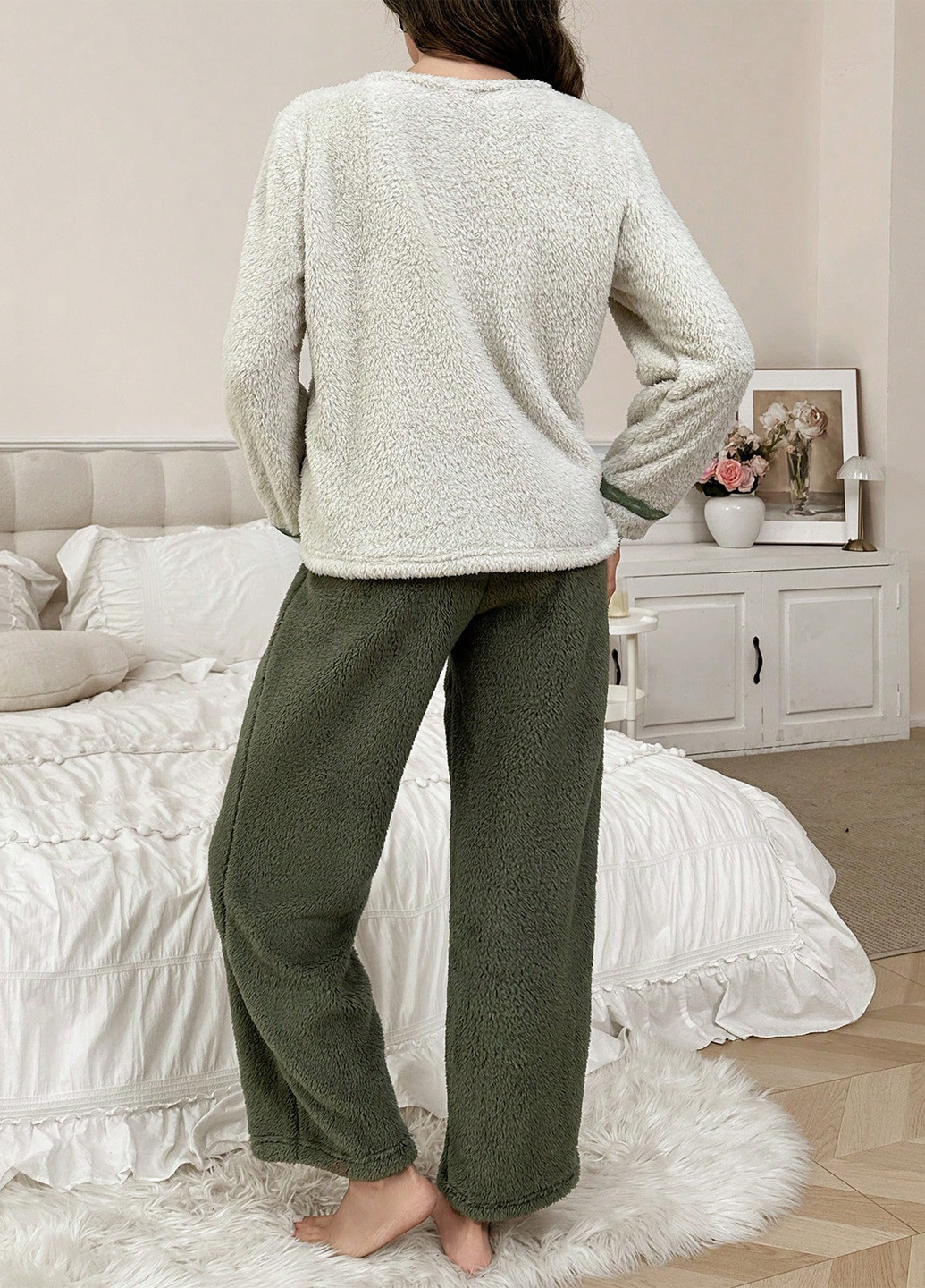 Молочная зимняя пижама (кофта, штаны) SHEIN