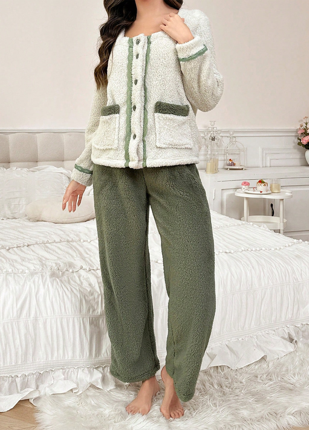 Молочная зимняя пижама (кофта, штаны) SHEIN