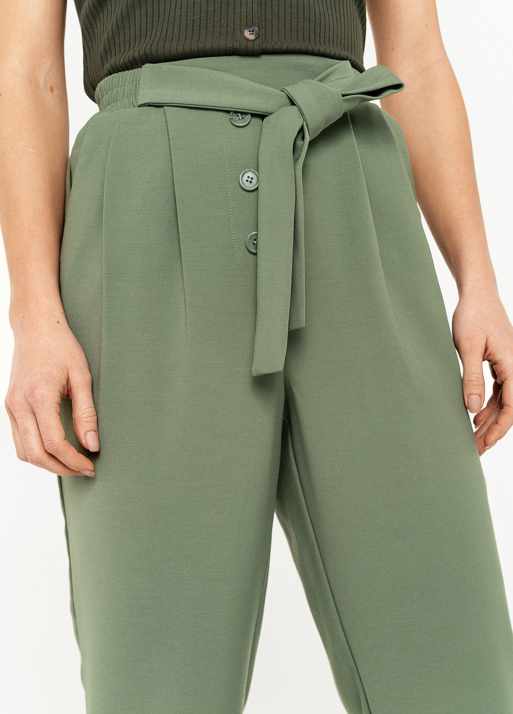 Зеленые кэжуал демисезонные зауженные брюки befree
