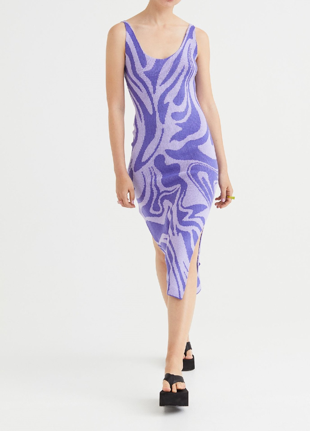 Фиолетовое кэжуал платье H&M с абстрактным узором