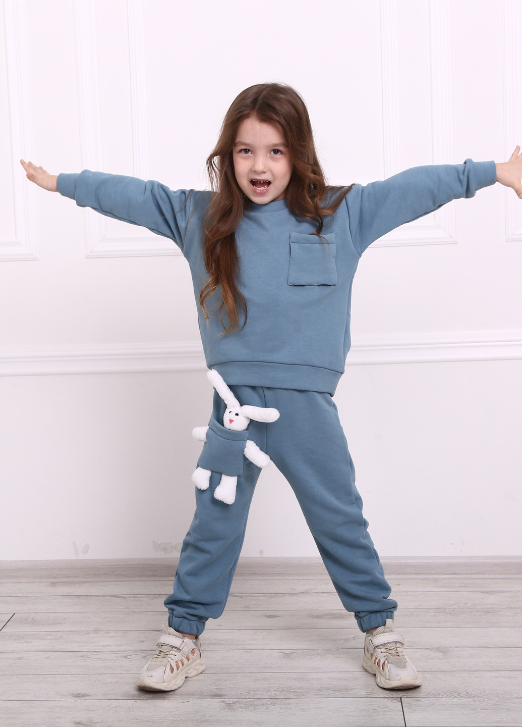Голубой демисезонный детский спортивный трикотажный костюм с игрушкой зайка для девочек джинс 10-140 4-11 лет Zabavka