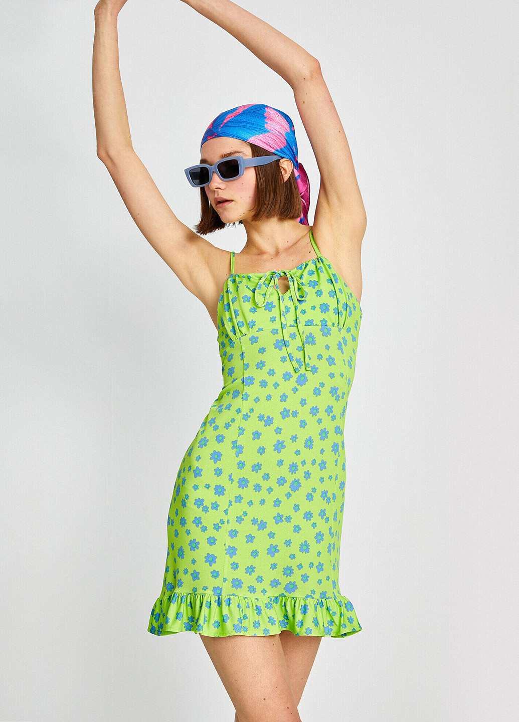 Зеленое кэжуал платье с открытой спиной KOTON с цветочным принтом