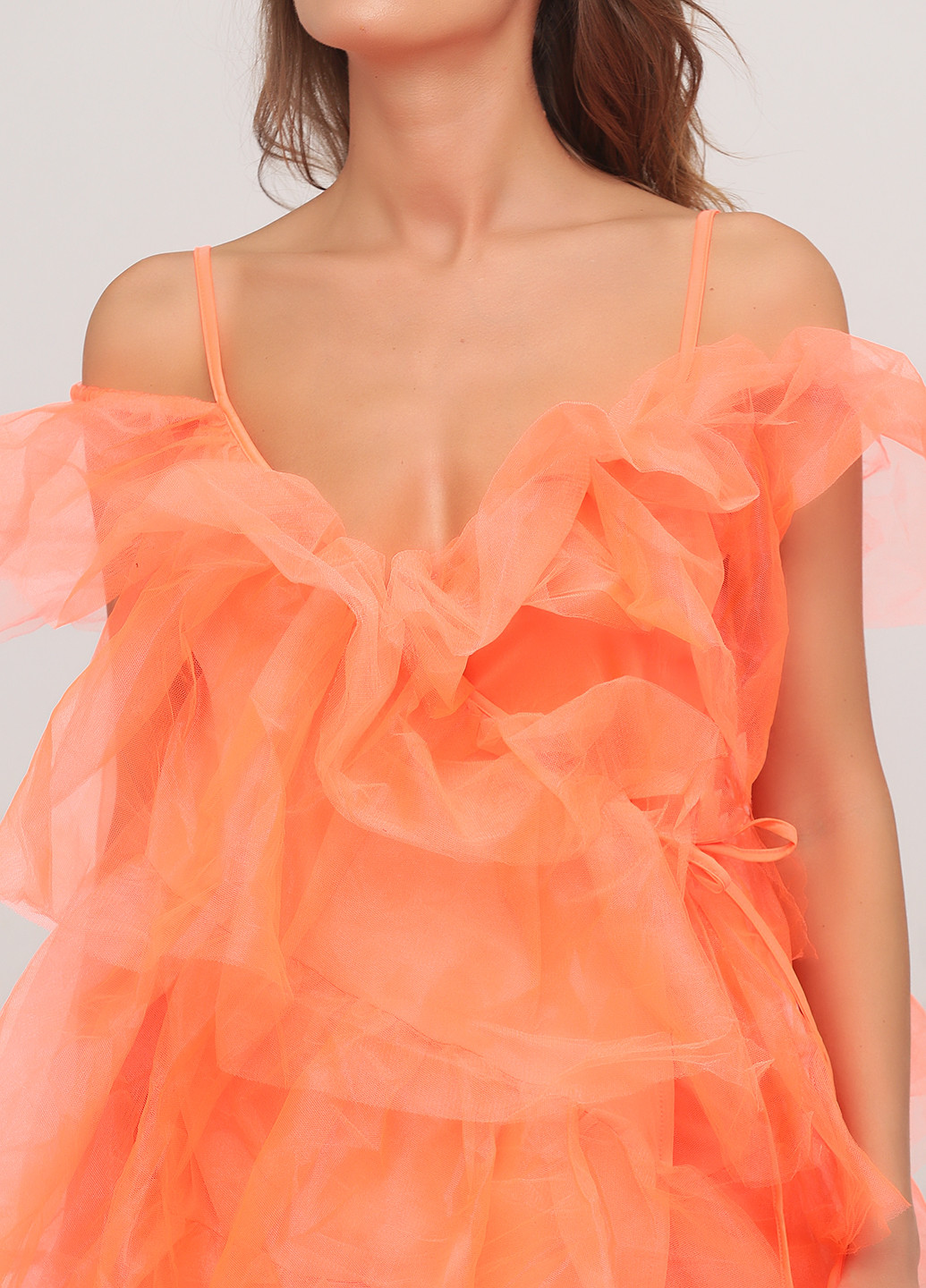 Кислотно-оранжевое коктейльное платье на запах, клеш Monki однотонное