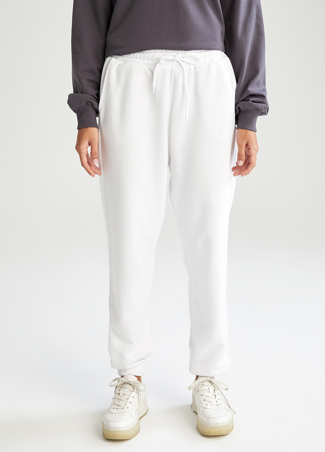 Белые спортивные демисезонные джоггеры, укороченные брюки DeFacto