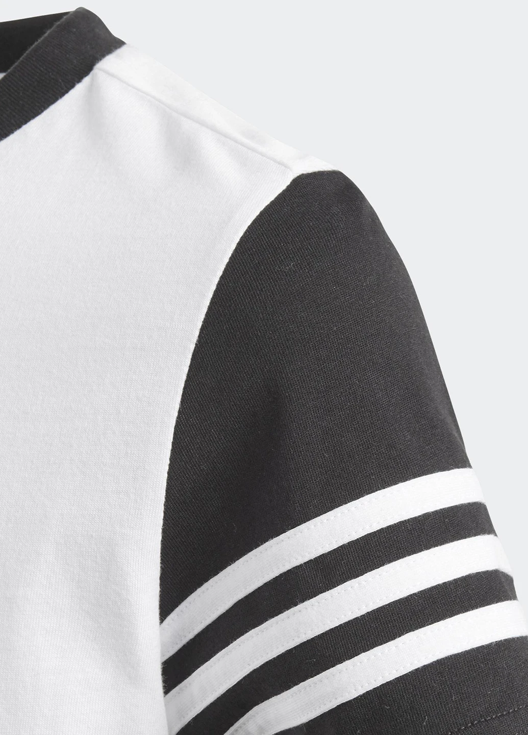 Белая летняя футболка с коротким рукавом adidas