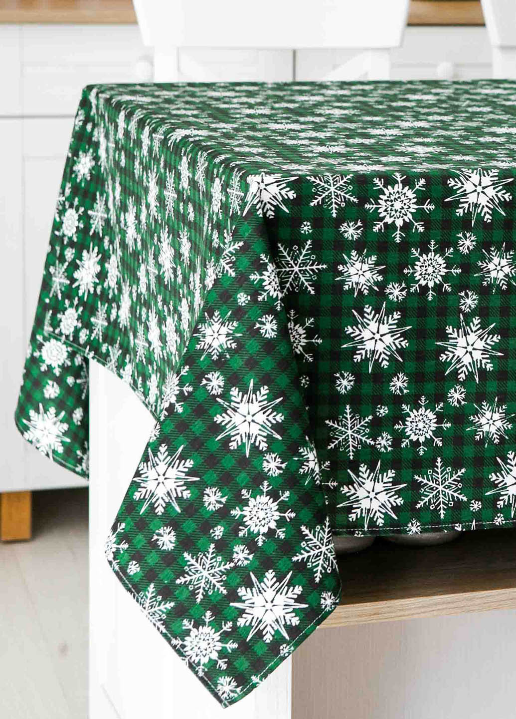 Новогодняя скатерть с тефлоновым покрытием "Снежинки зеленые" 2.2м х 1.8м Homedec - (255089219)