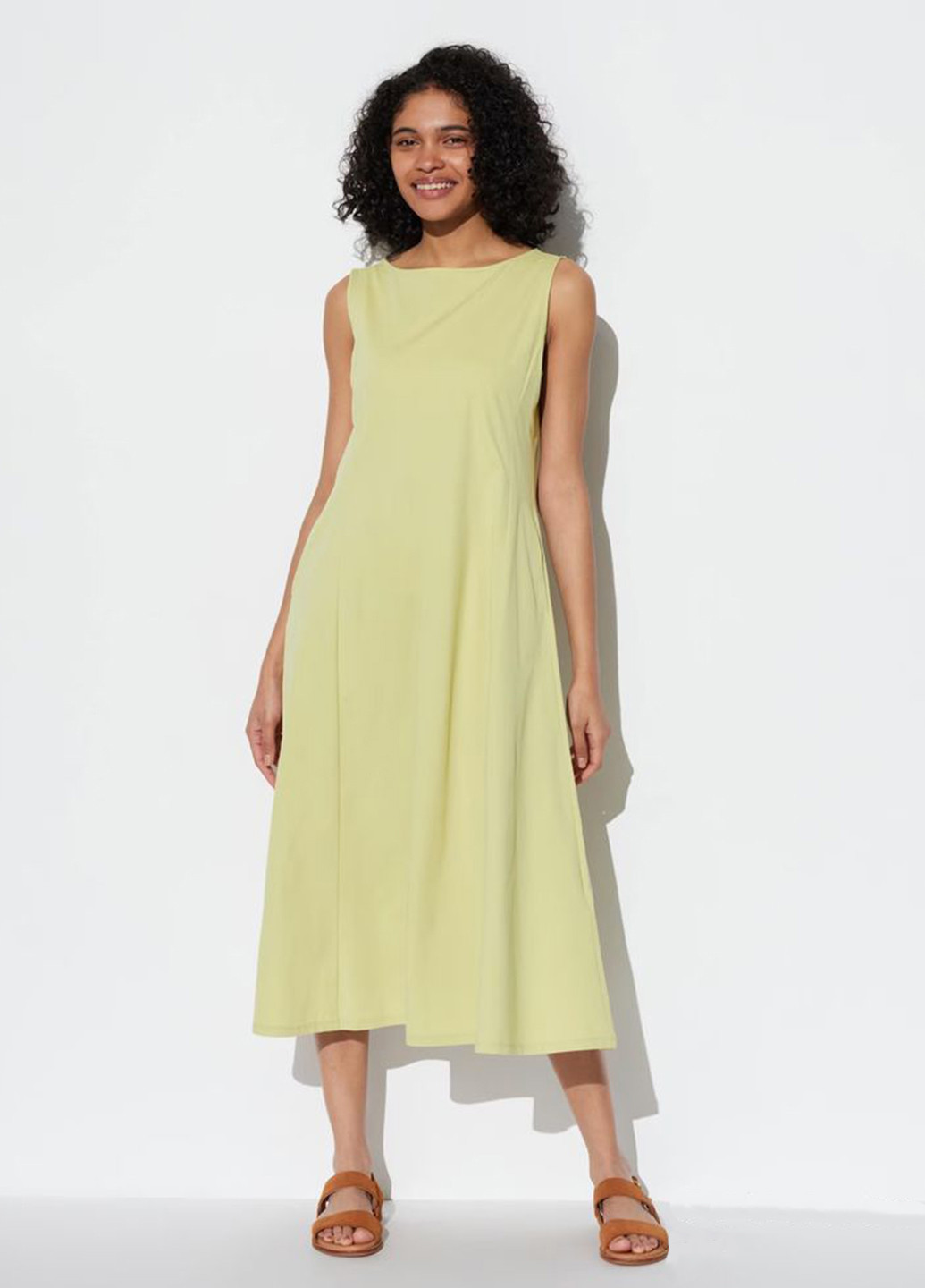 Зеленое кэжуал, деловое платье а-силуэт Uniqlo однотонное