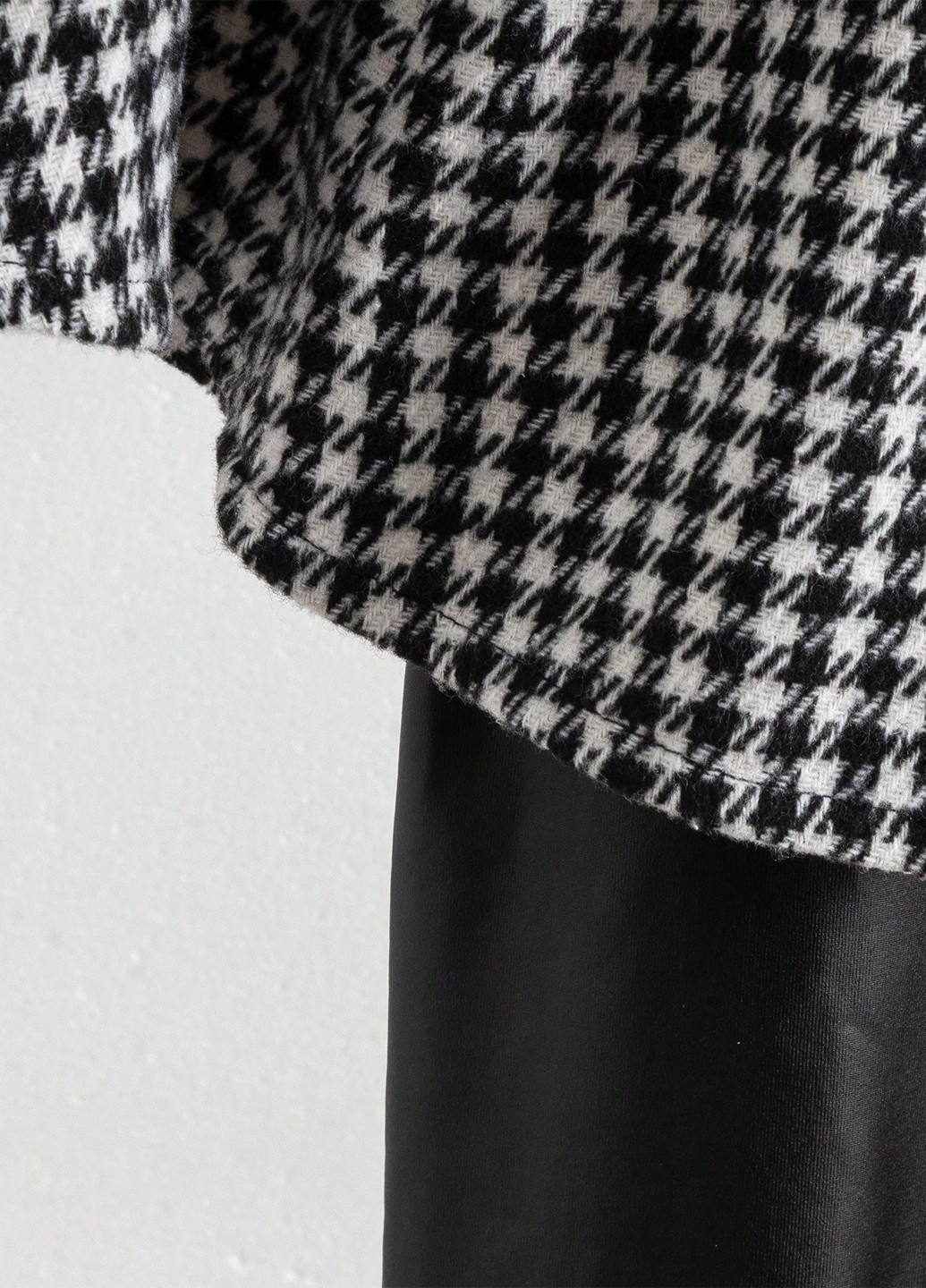 Черно-белый демисезонный костюм (пальто, брюки, берет) SHEIN