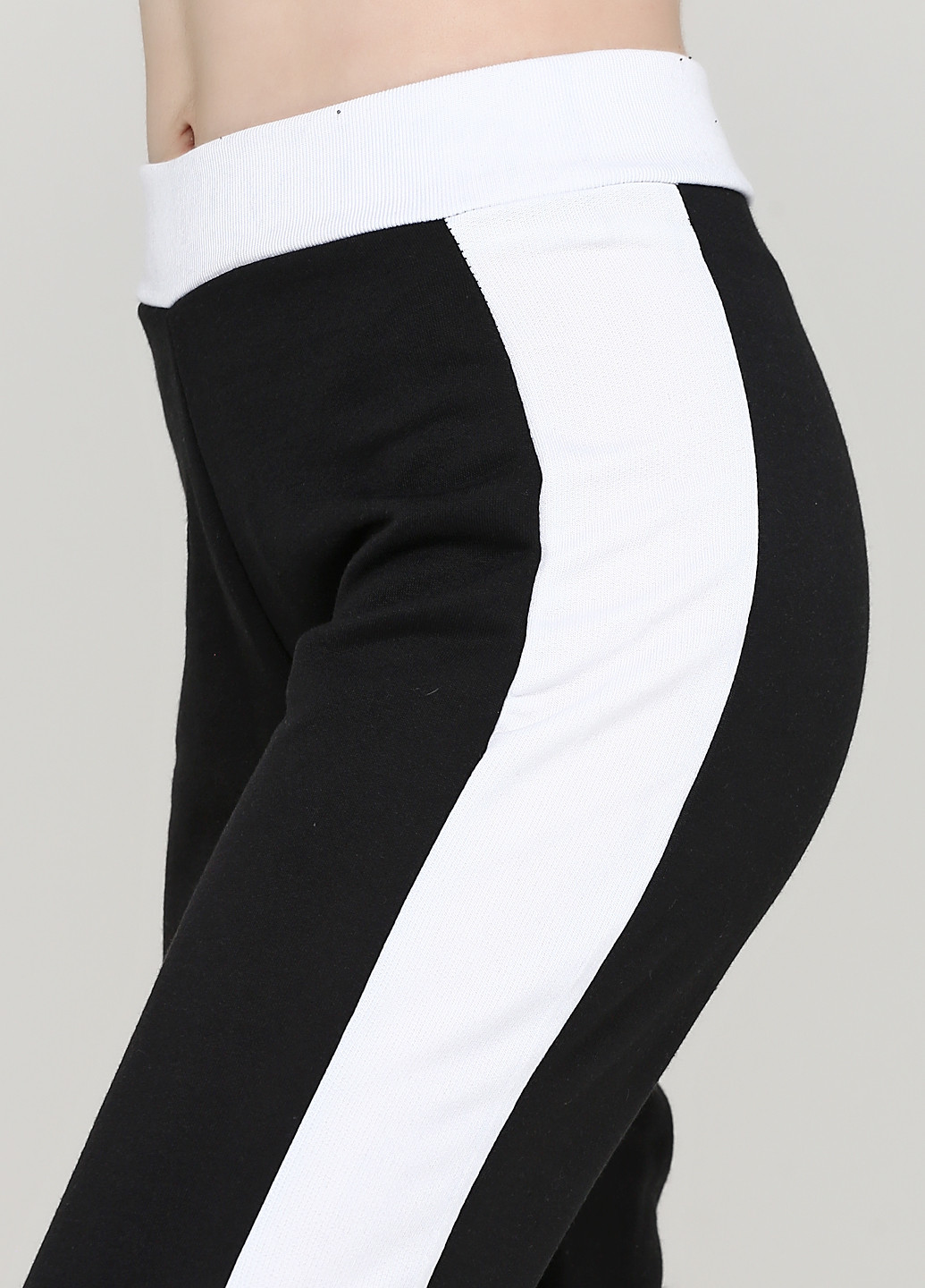 Костюм (свитшот, брюки) Stylewise однотонный чёрно-белого спортивный трикотаж, полиэстер
