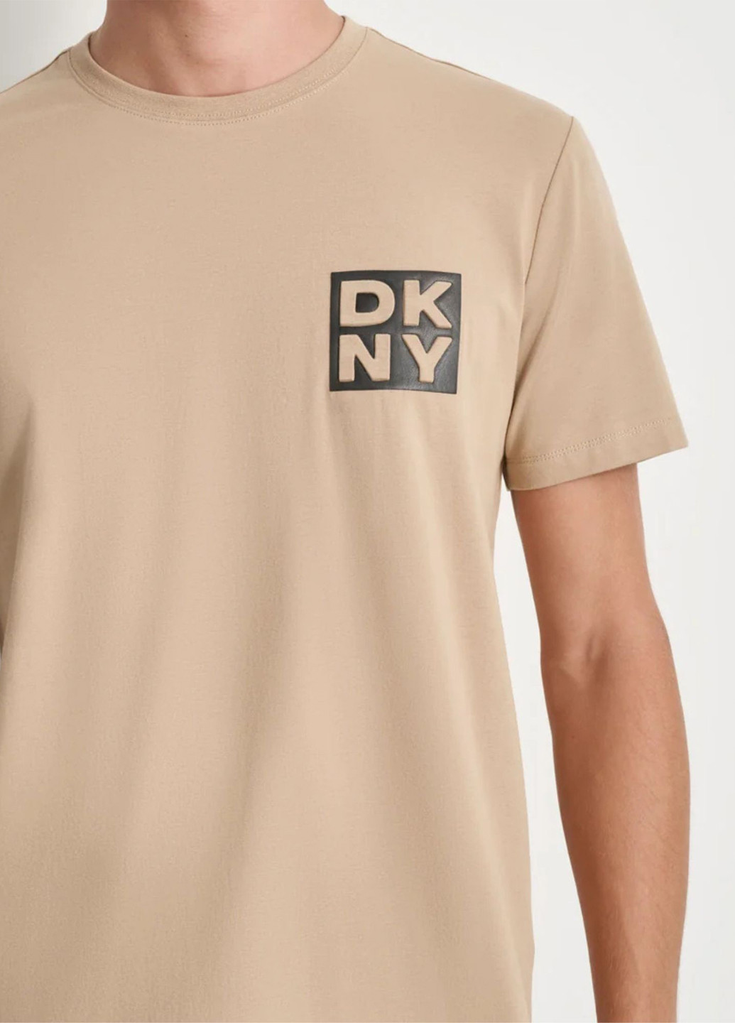 Бежева футболка DKNY