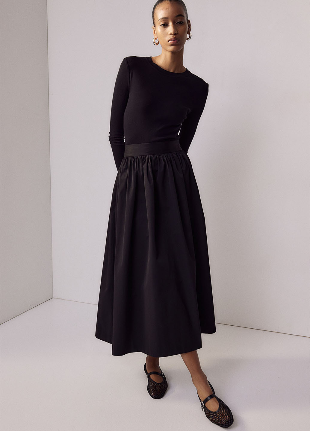Черная кэжуал однотонная юбка H&M клешированная, а-силуэта (трапеция)
