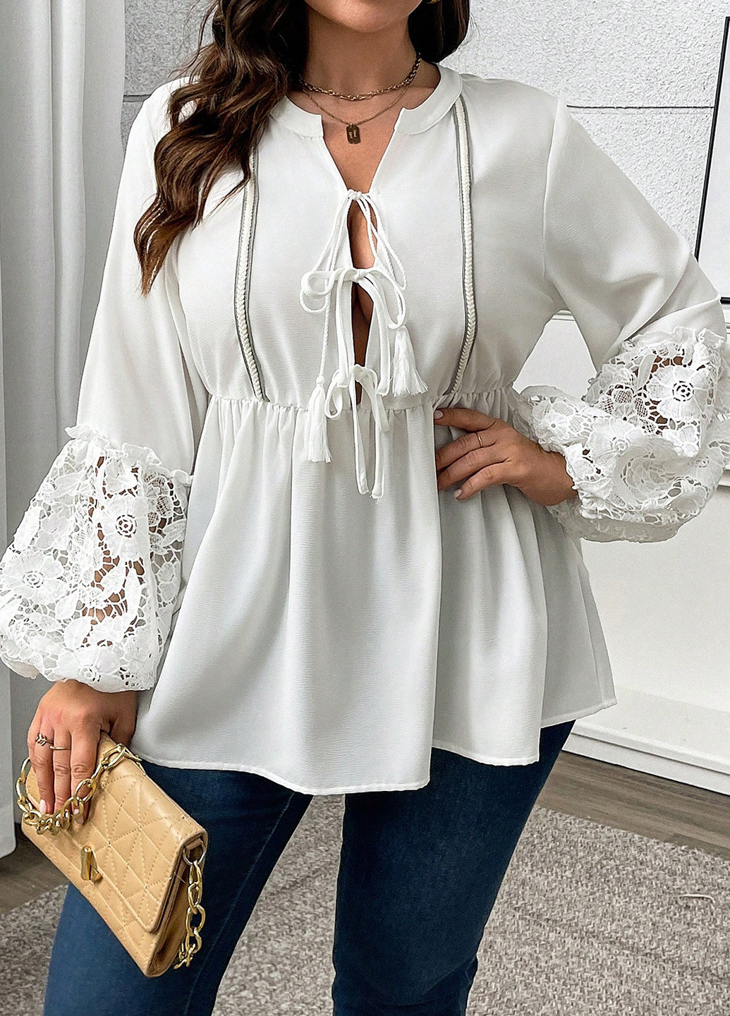 Біла блуза з баскою SHEIN