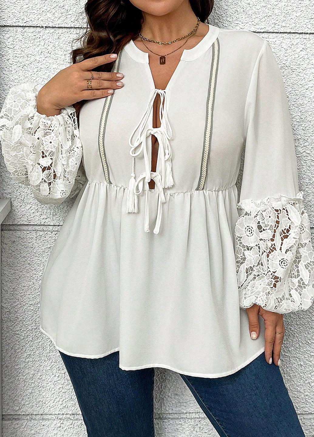 Біла блуза з баскою SHEIN