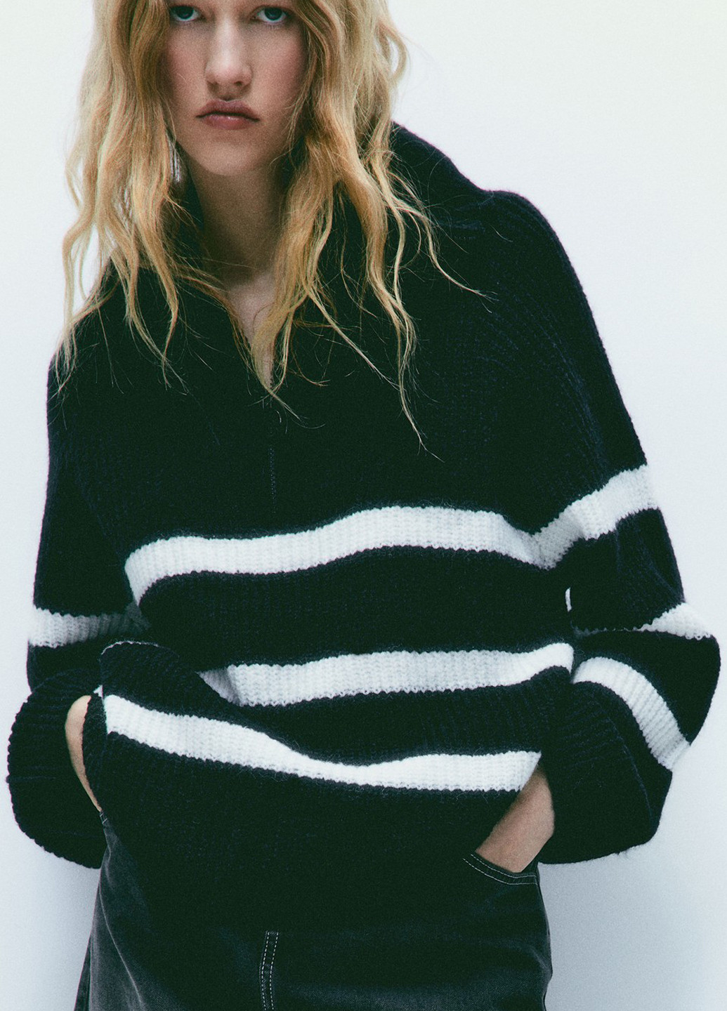 Черно-белый зимний свитер H&M