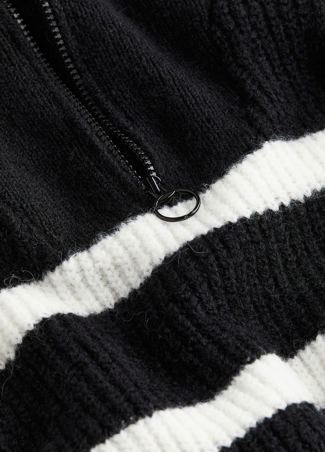 Черно-белый зимний свитер H&M