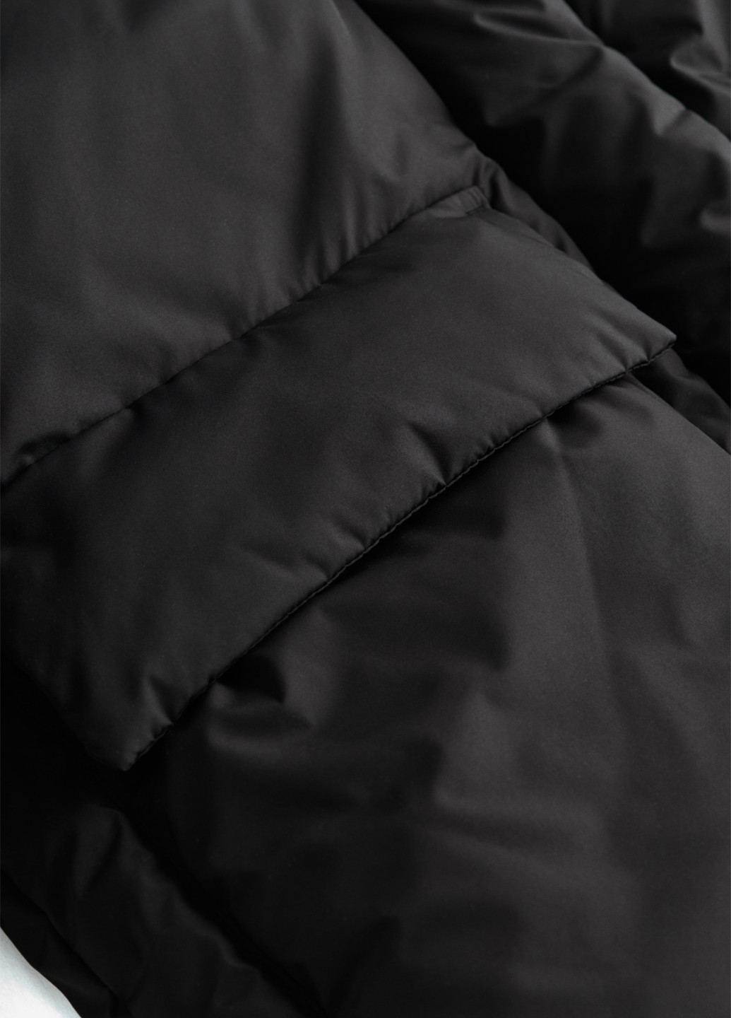 Черная зимняя куртка H&M