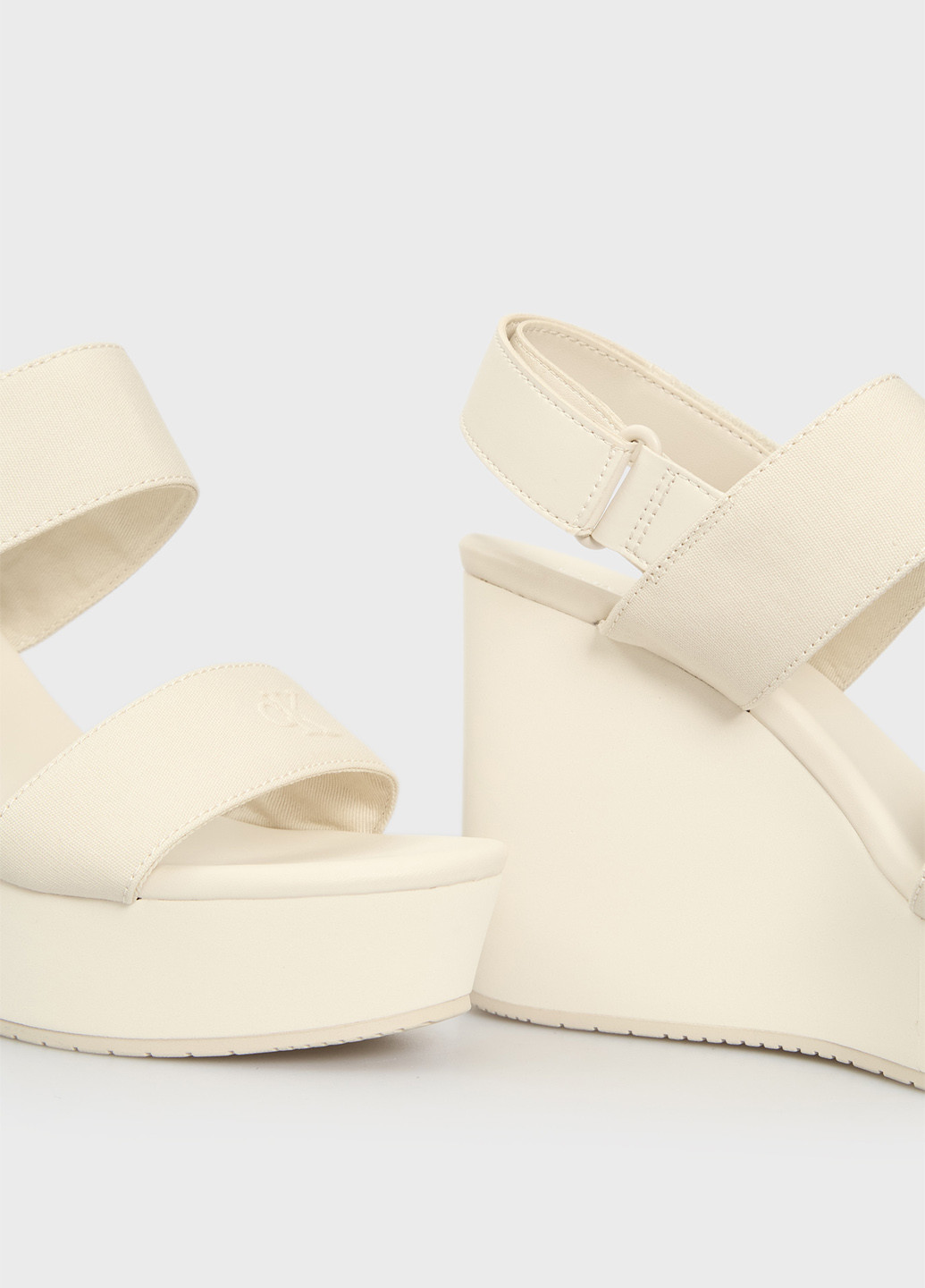 Бежевые босоножки Calvin Klein Jeans на липучке с логотипом