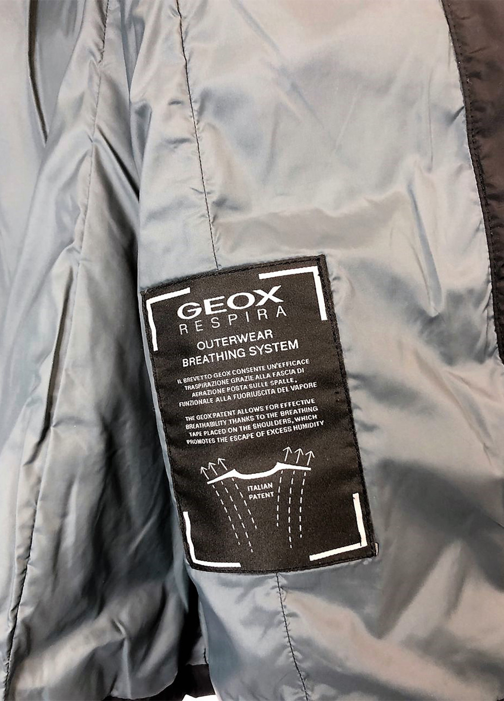Чорна зимня куртка Geox