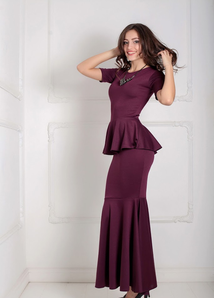 Бордовое кэжуал вечернее женское платье с коротким рукавом и баской на талии amalia бордовый Podium однотонное