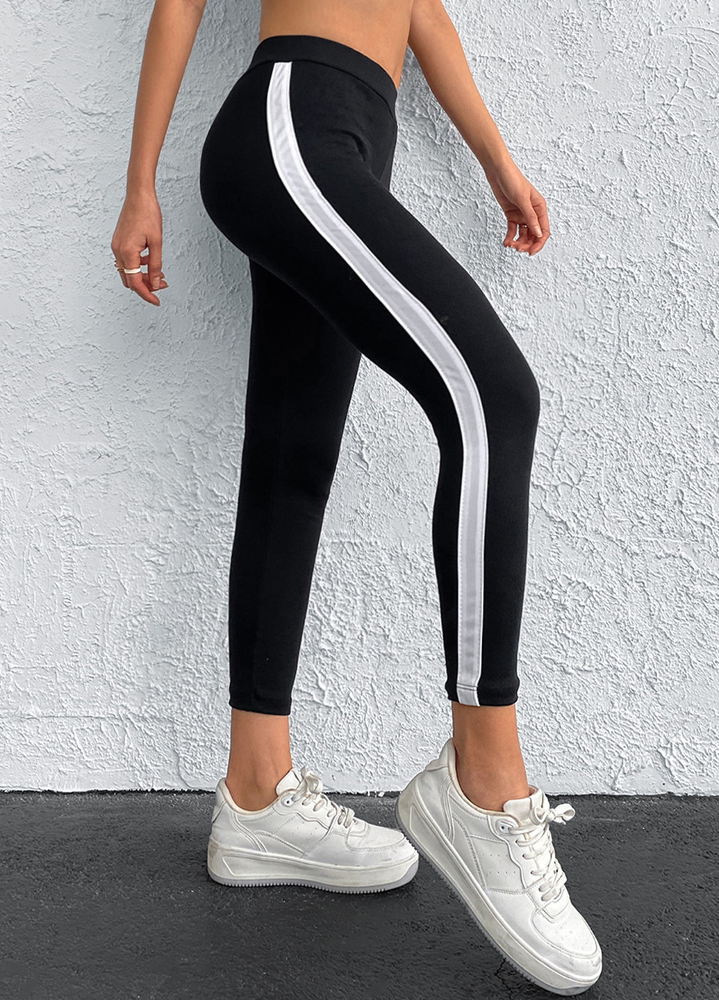 Черные демисезонные леггинсы SHEIN