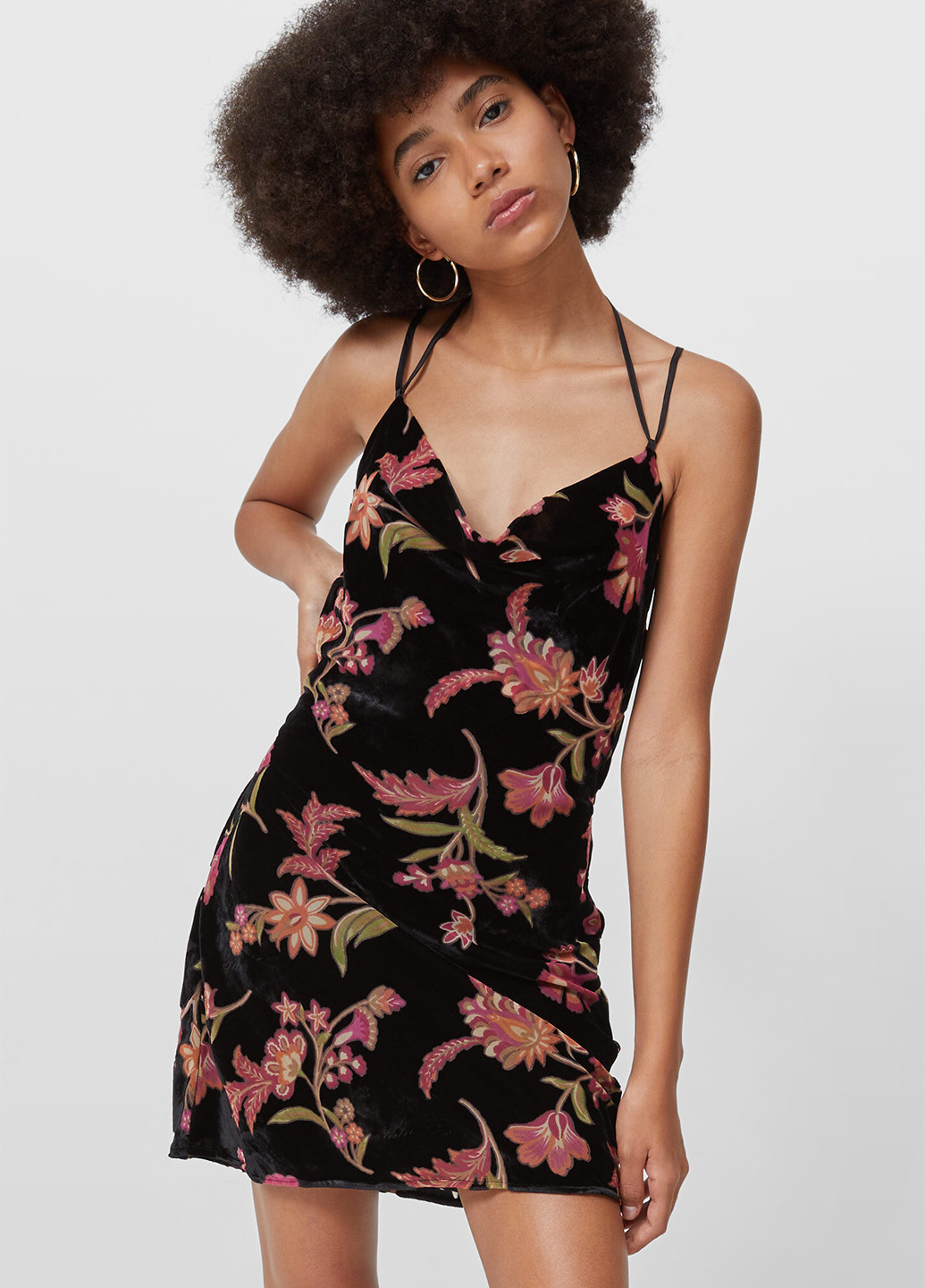 Черное кэжуал платье с открытыми плечами, с открытой спиной Stradivarius с цветочным принтом