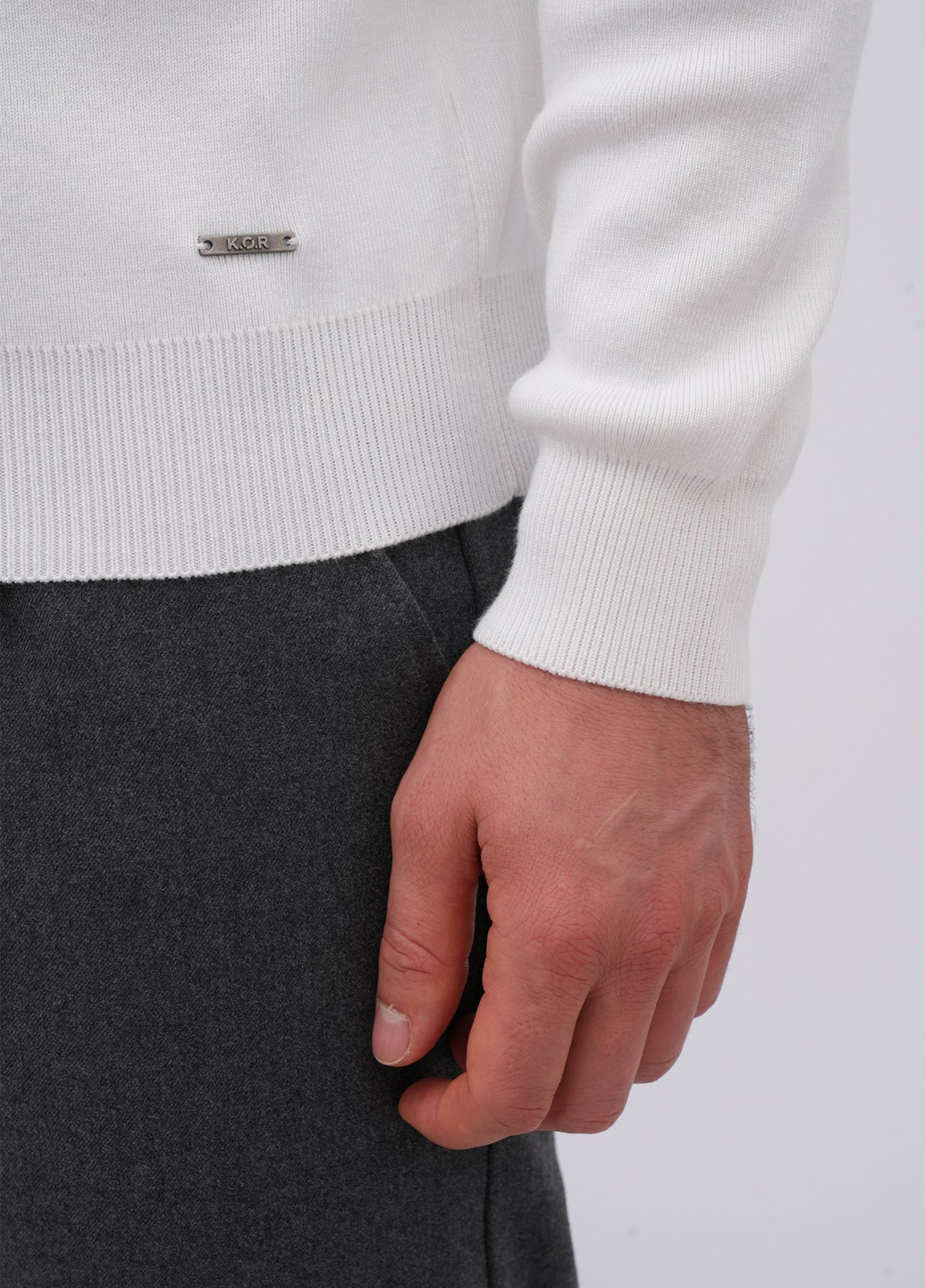 Білий демісезонний светр K.O.R