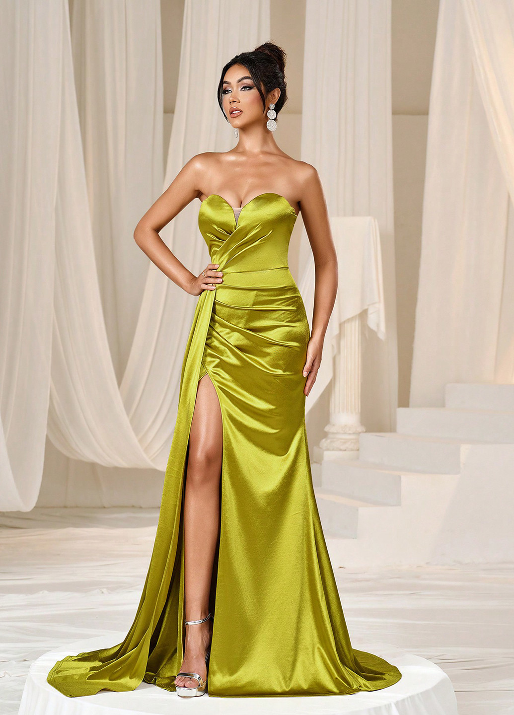 Оливкова вечірня сукня з відкритими плечима, зі шлейфом SHEIN однотонна