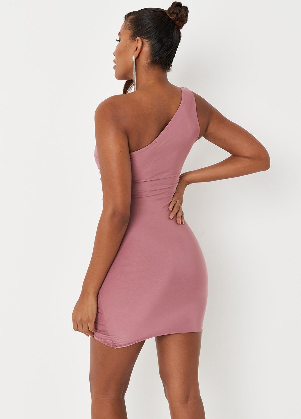Розовое коктейльное платье на одно плечо Missguided однотонное