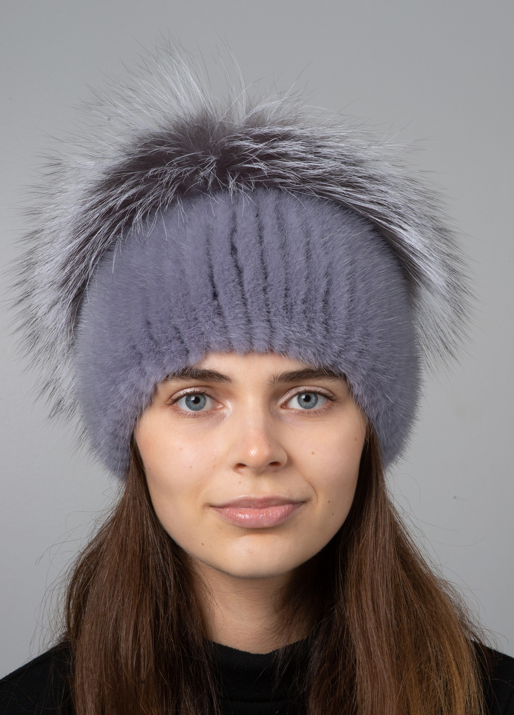 Жіноча шапка із в'язаного хутра норки з прикрасою із хутра чорнобурки Меховой Стиль звездочка (254800506)