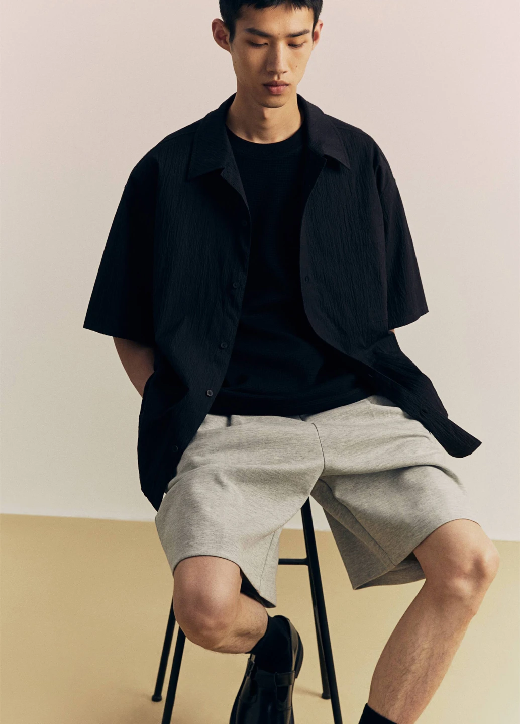 Черная кэжуал рубашка однотонная H&M